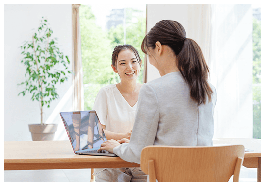 女性同士で話し合う様子