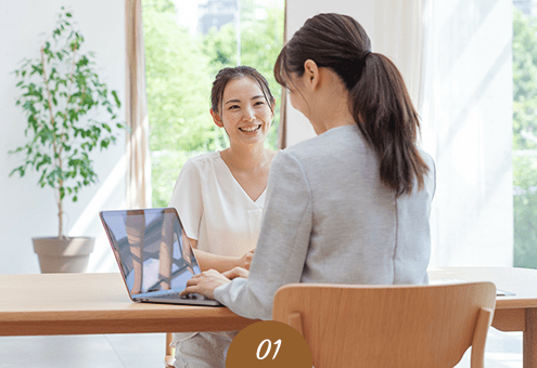 女性同士で会話する様子